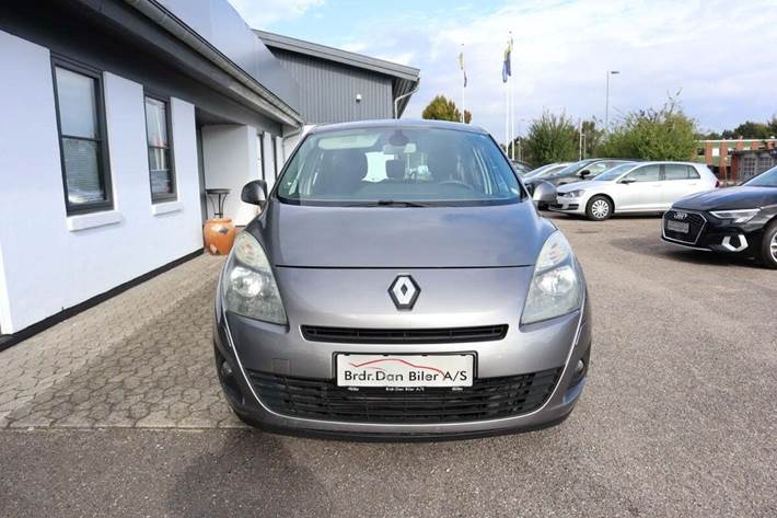 Grå Renault Grand Scenic III fra 2010 set udefra