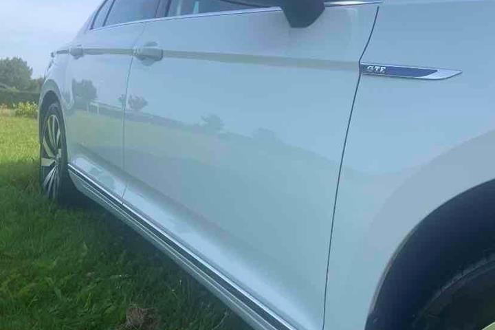 Hvid VW Passat fra 2017
