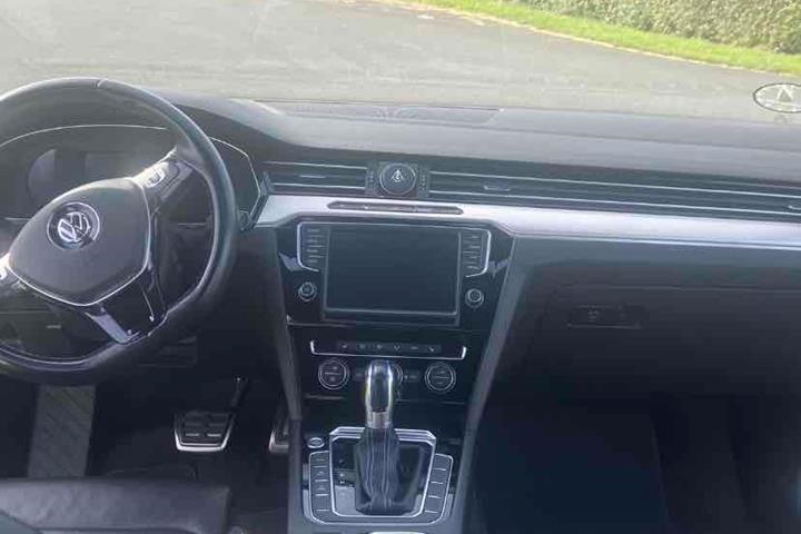 Hvid VW Passat fra 2017