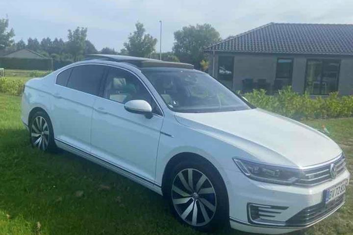 Hvid VW Passat fra 2017
