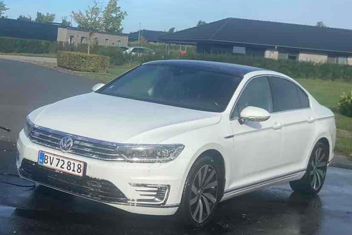 Hvid VW Passat fra 2017