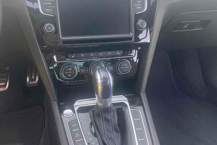 Hvid VW Passat fra 2017