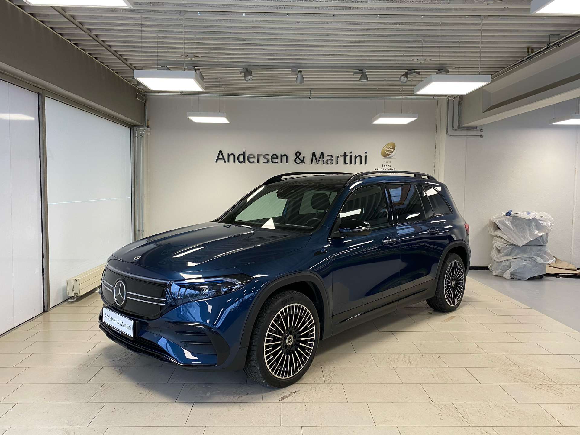 Blå Mercedes EQB 350 fra 2022 set udefra