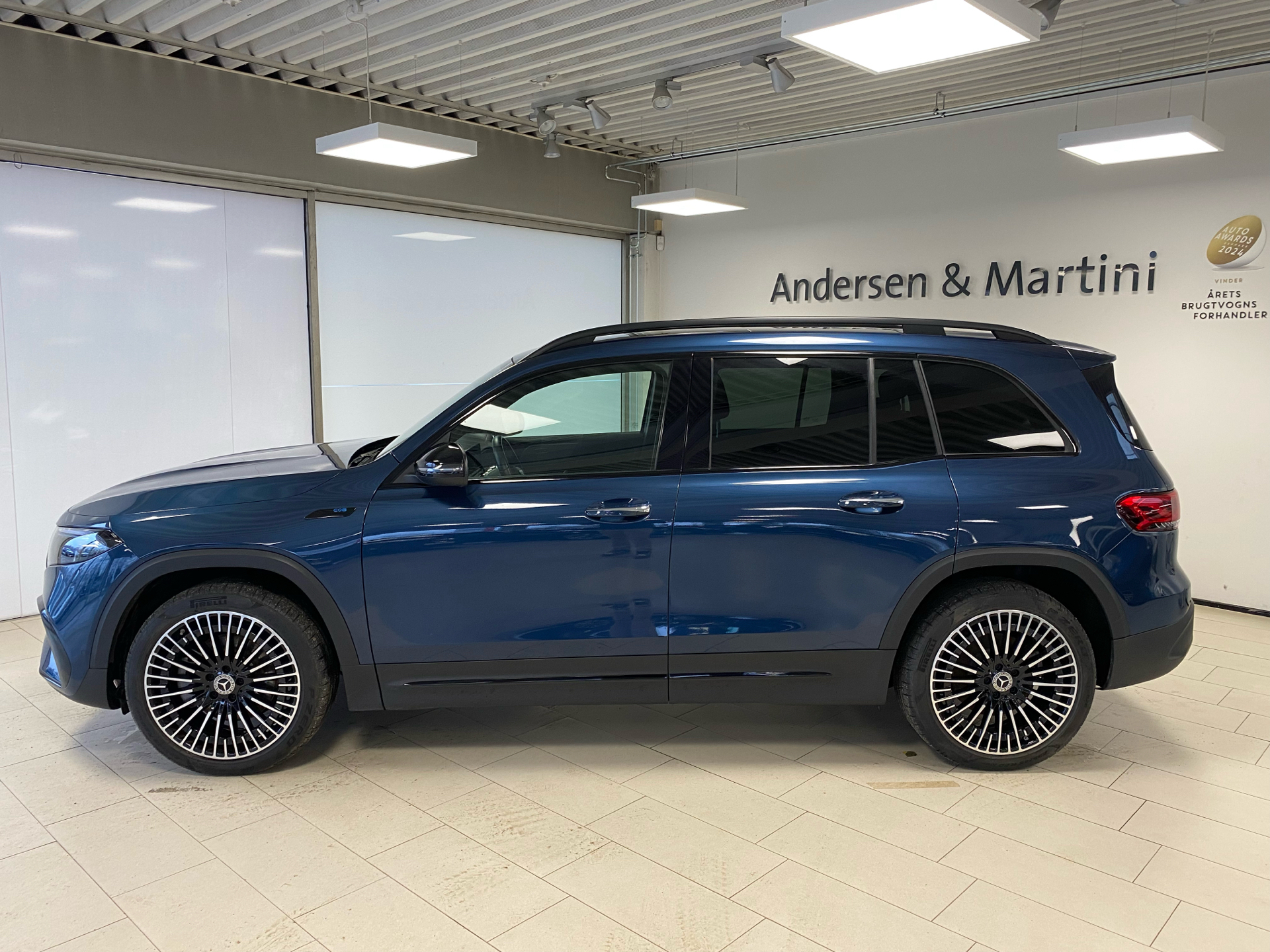 Blå Mercedes EQB 350 fra 2022