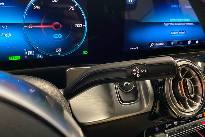 Blå Mercedes EQB 350 fra 2022