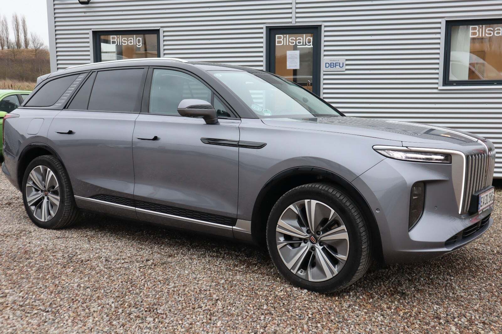 Grå Hongqi E-HS9 fra 2024 set udefra