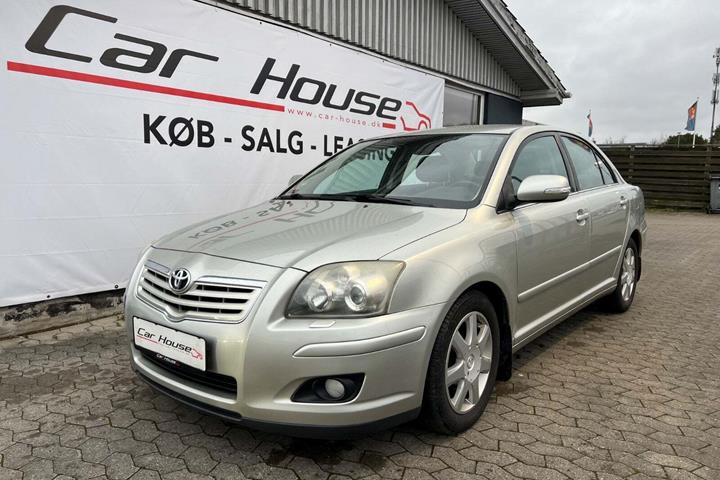 Orange Toyota Avensis fra 2007 set udefra