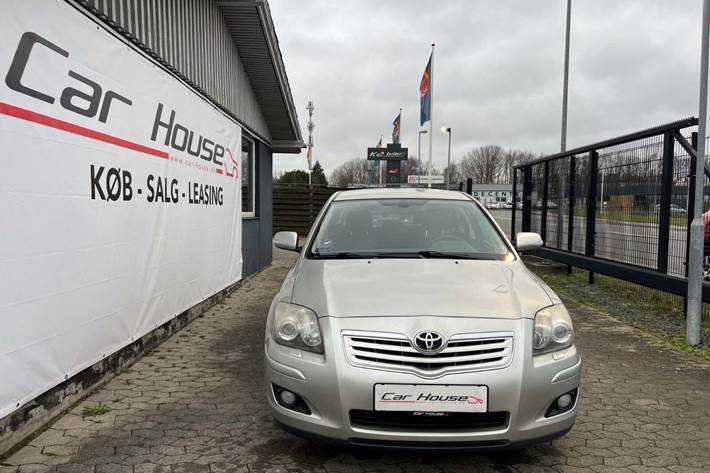 Orange Toyota Avensis fra 2007
