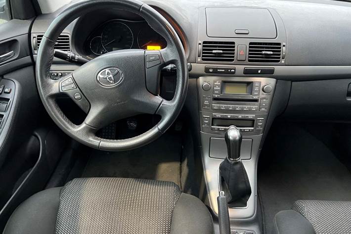 Orange Toyota Avensis fra 2007