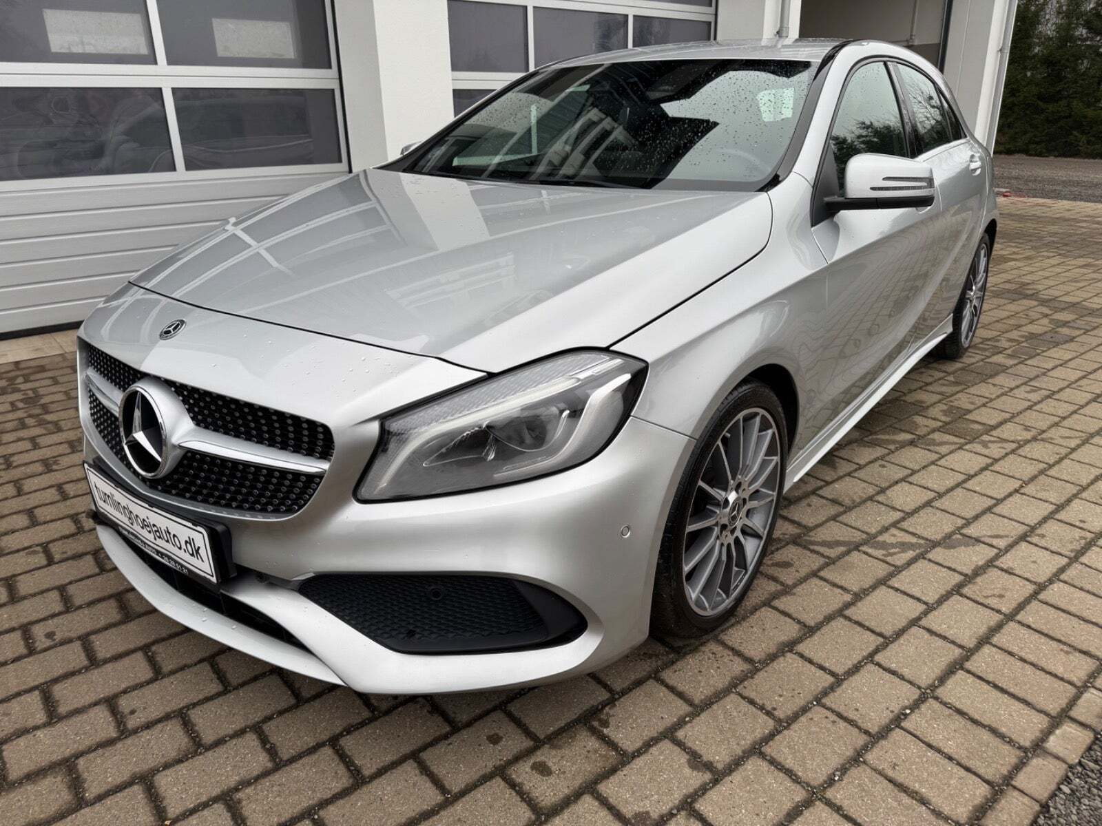Sølv Mercedes A200 d fra 2018 set udefra