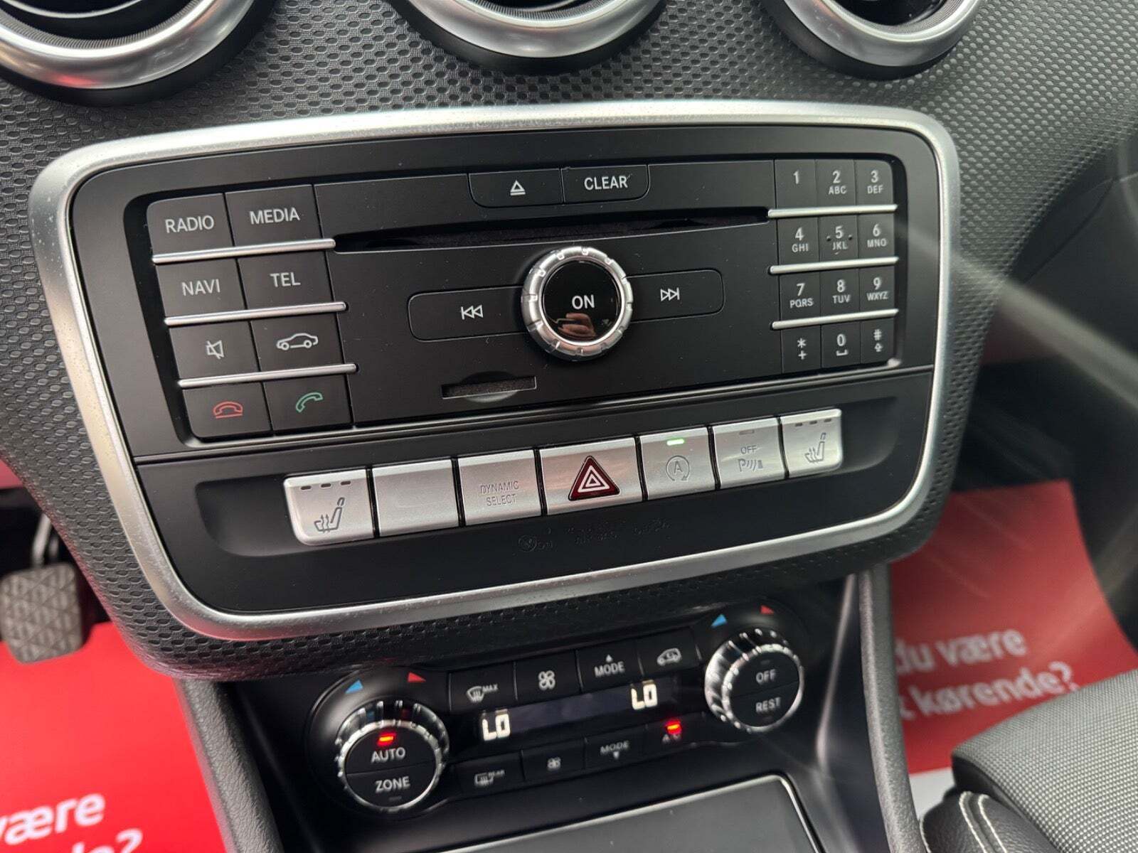 Sølv Mercedes A200 d fra 2018 set indefra