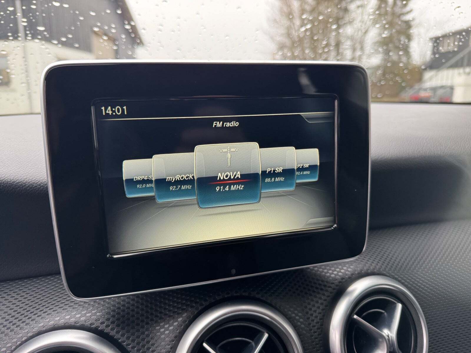 Sølv Mercedes A200 d fra 2018 set indefra
