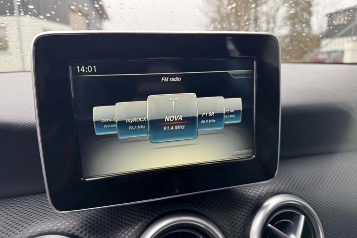 Sølv Mercedes A200 d fra 2018 set indefra