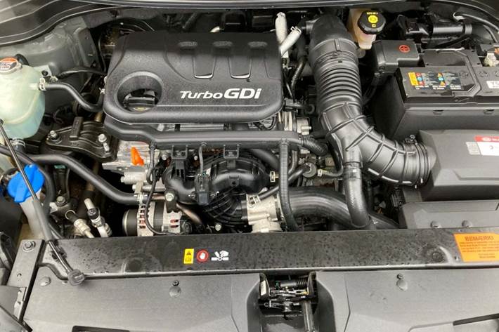 Grå Kia Stonic fra 2020 set udefra