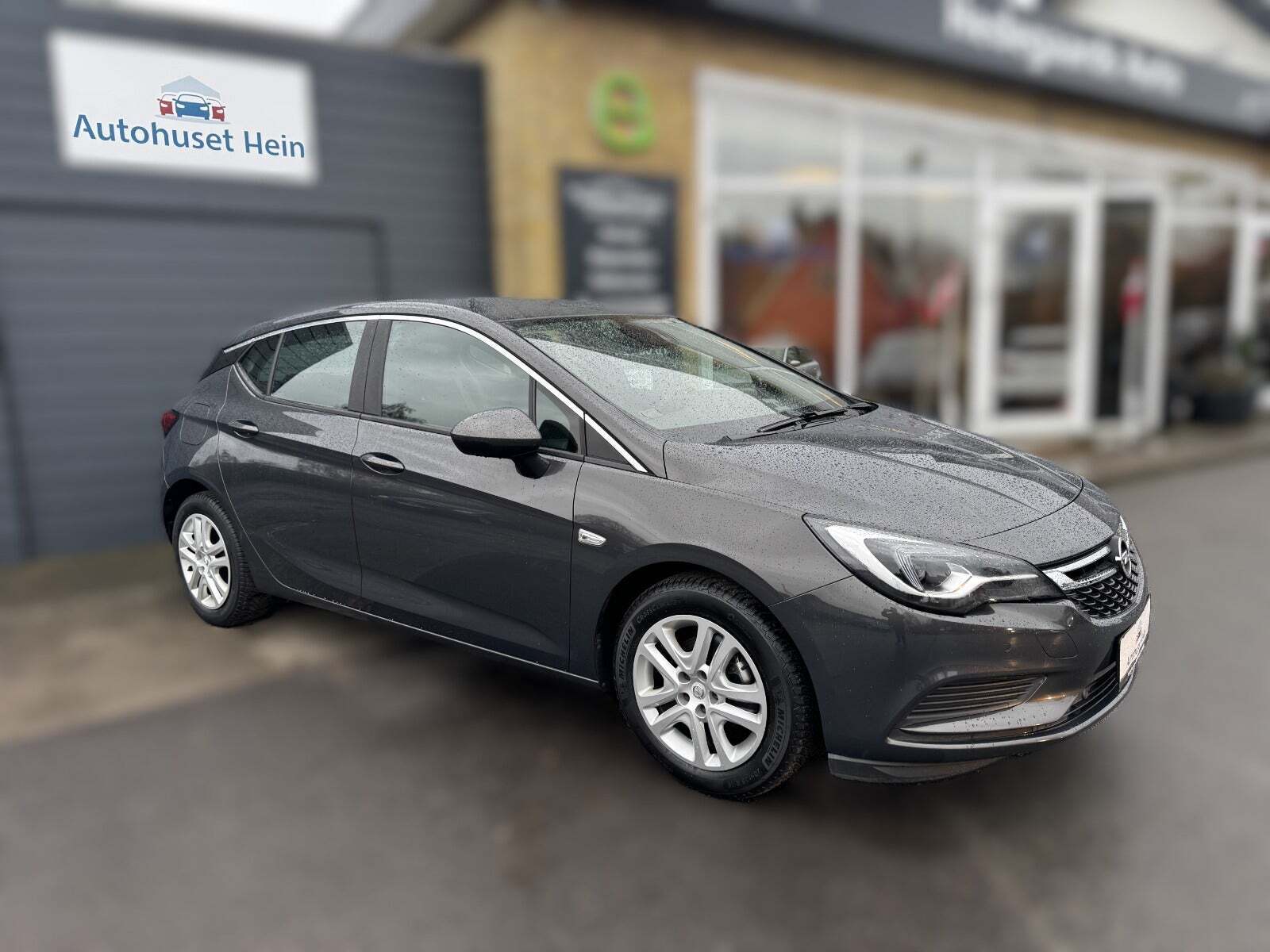 Grå Opel Astra fra 2016 set udefra