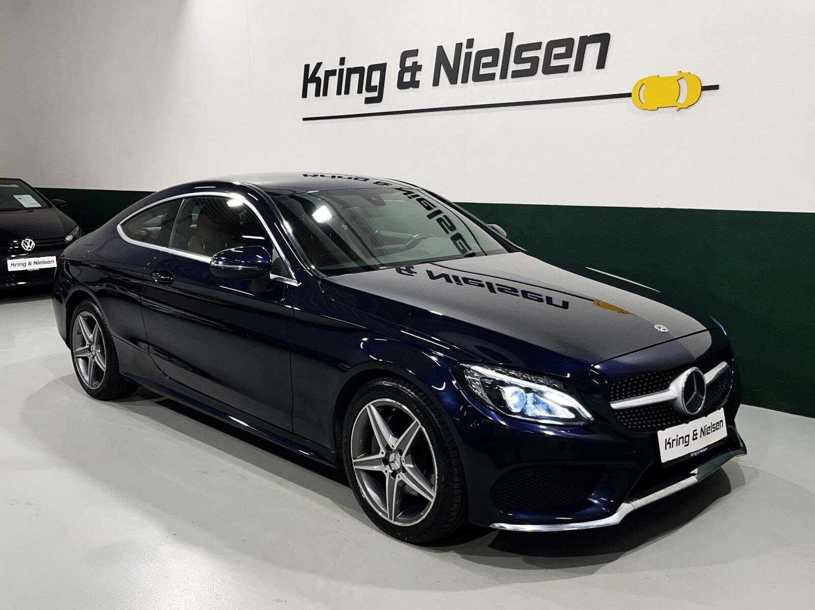 Blå Mercedes C200 fra 2017 set udefra