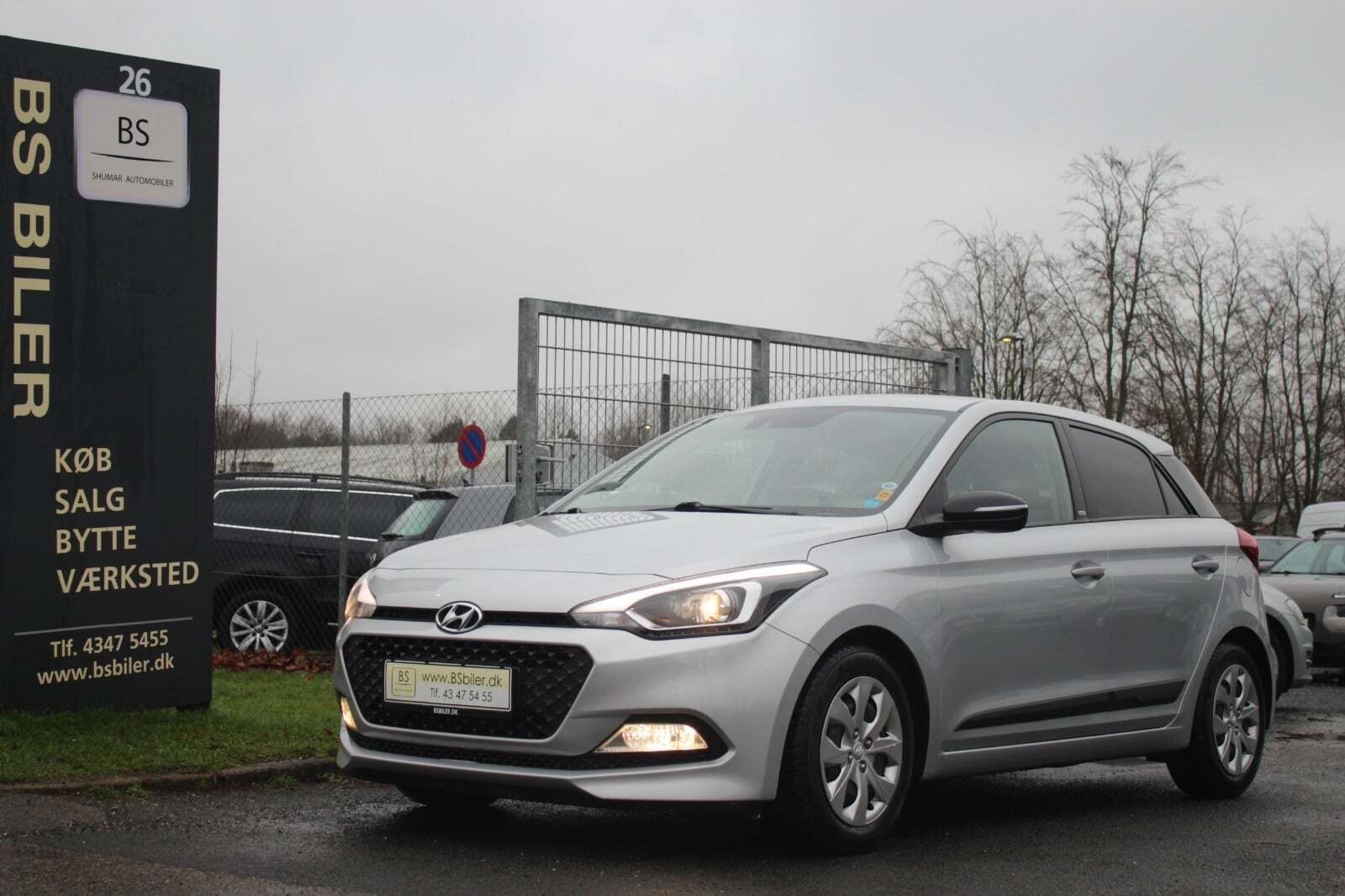 Sølv Hyundai i20 fra 2016 set udefra