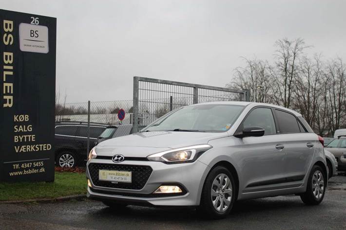 Sølv Hyundai i20 fra 2016 set udefra