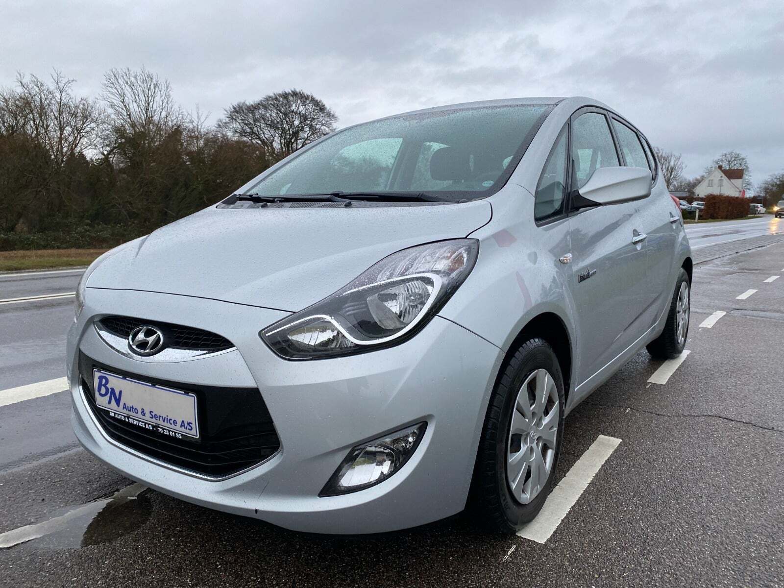 Sølv Hyundai ix20 fra 2011 set udefra