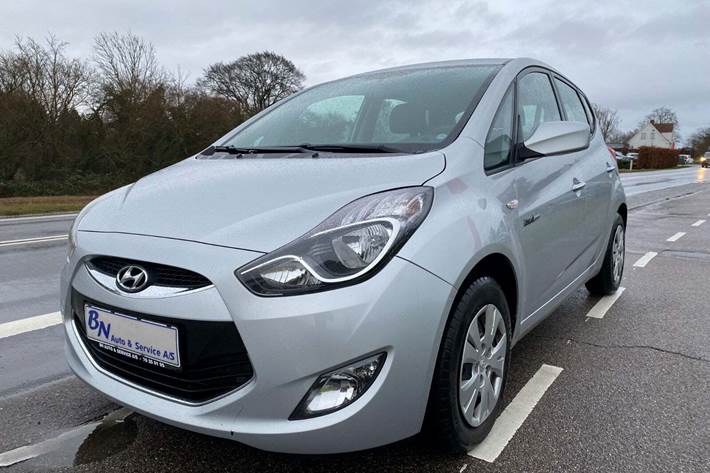 Sølv Hyundai ix20 fra 2011 set udefra
