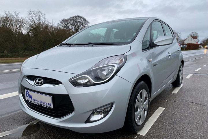 Sølv Hyundai ix20 fra 2011 set udefra
