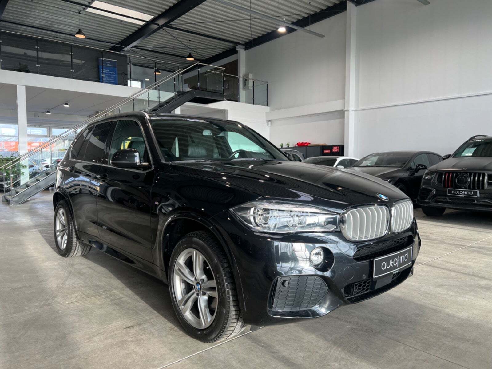 Sort BMW X5 fra 2017 set udefra