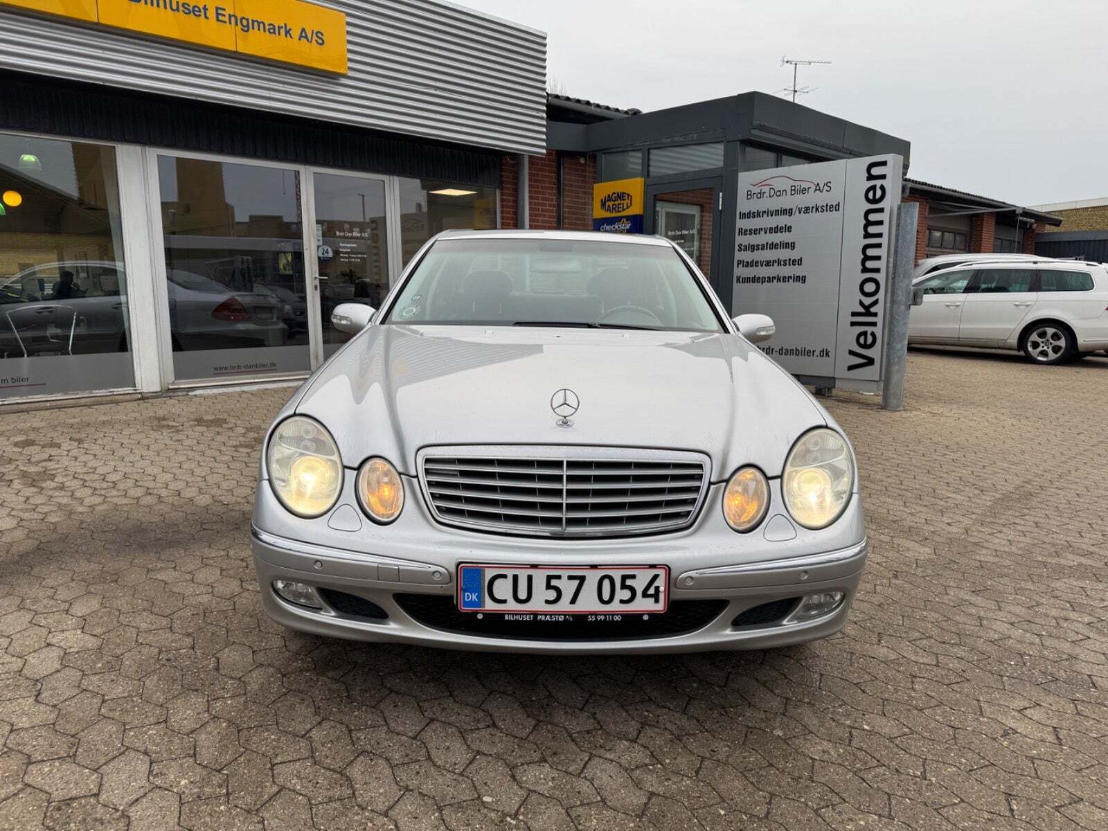 Sølv Mercedes E240 fra 2002 set udefra