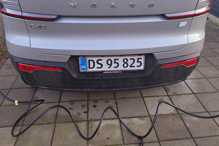 Grå Volvo C40 fra 2023