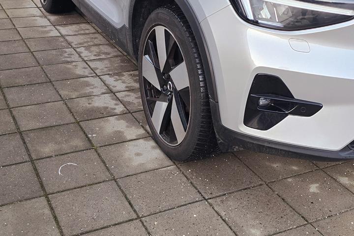 Grå Volvo C40 fra 2023