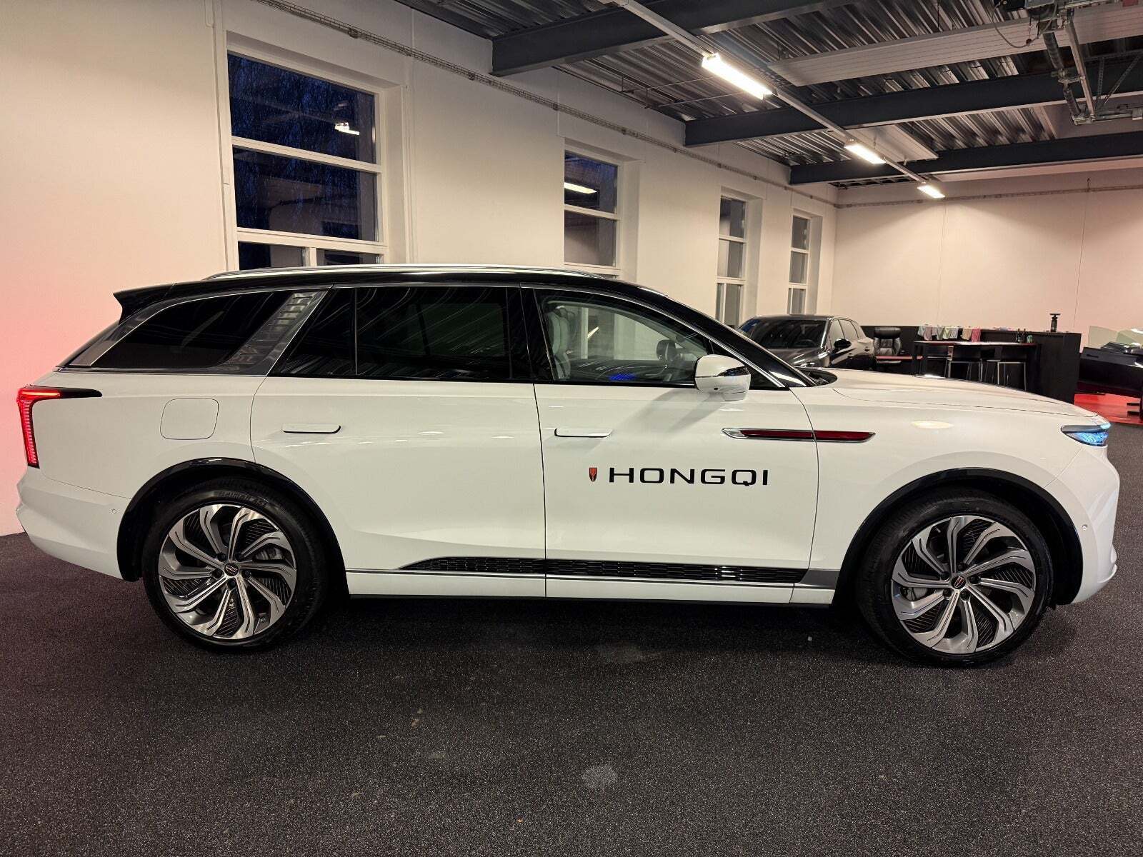 Hvid Hongqi E-HS9 fra 2024