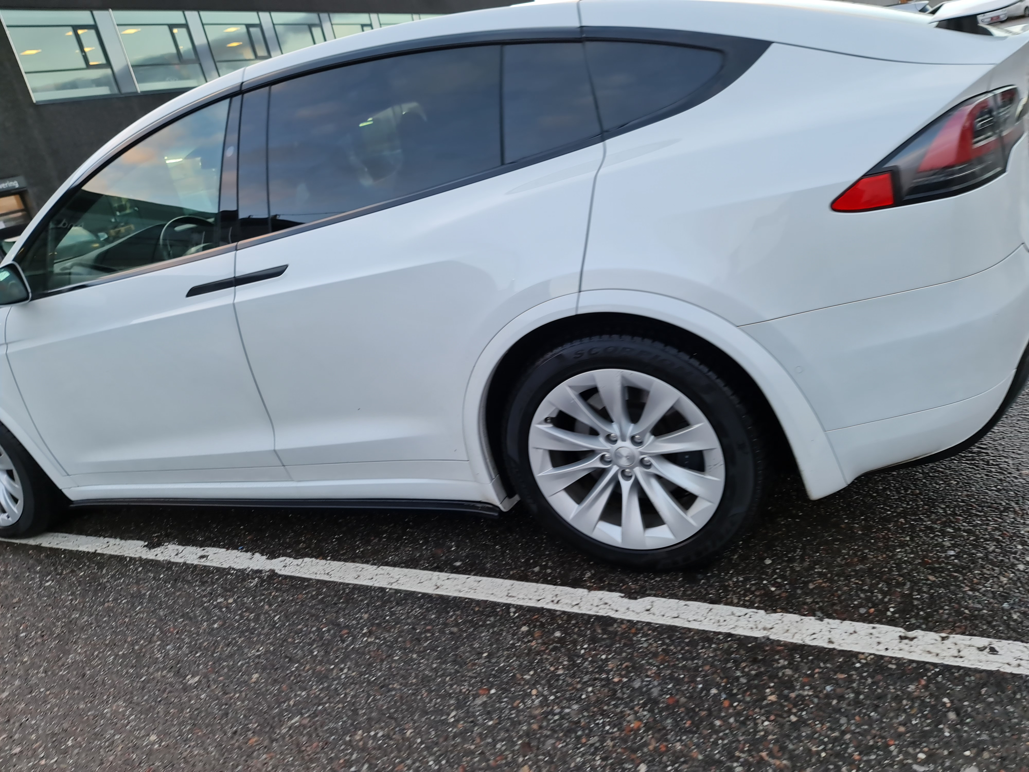 Hvid Tesla Model X fra 2019