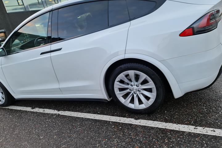 Hvid Tesla Model X fra 2019