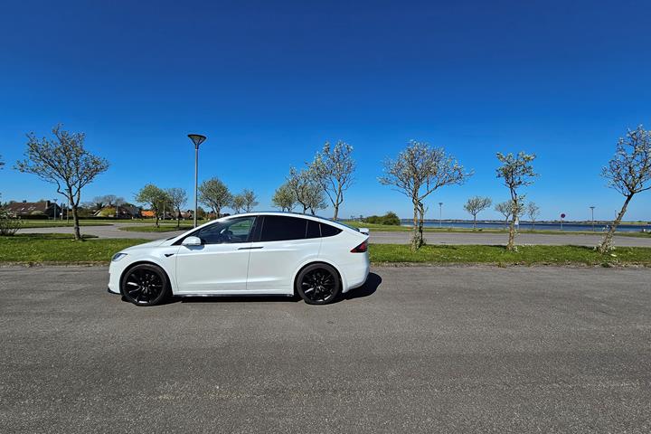 Hvid Tesla Model X fra 2019