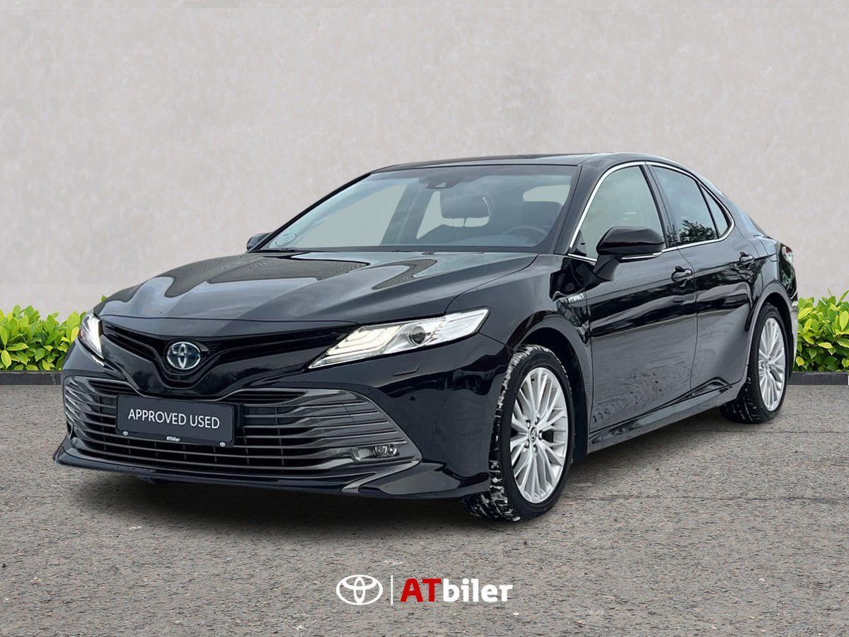 Sort Toyota Camry fra 2021 set udefra