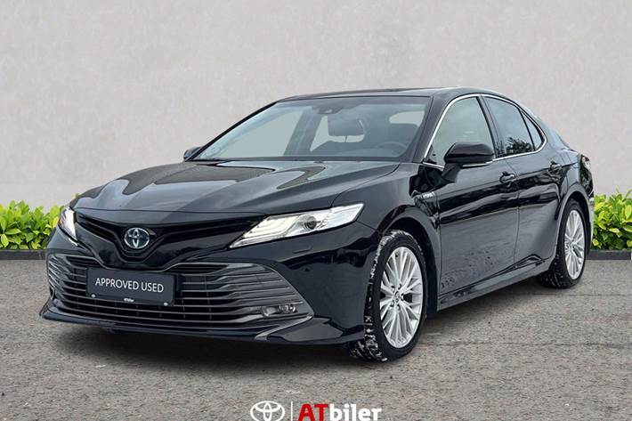Sort Toyota Camry fra 2021 set udefra