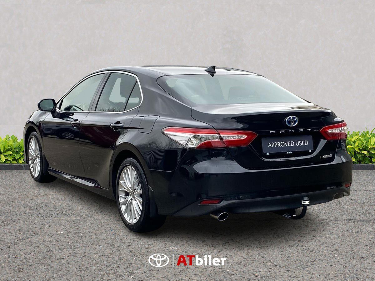 Sort Toyota Camry fra 2021