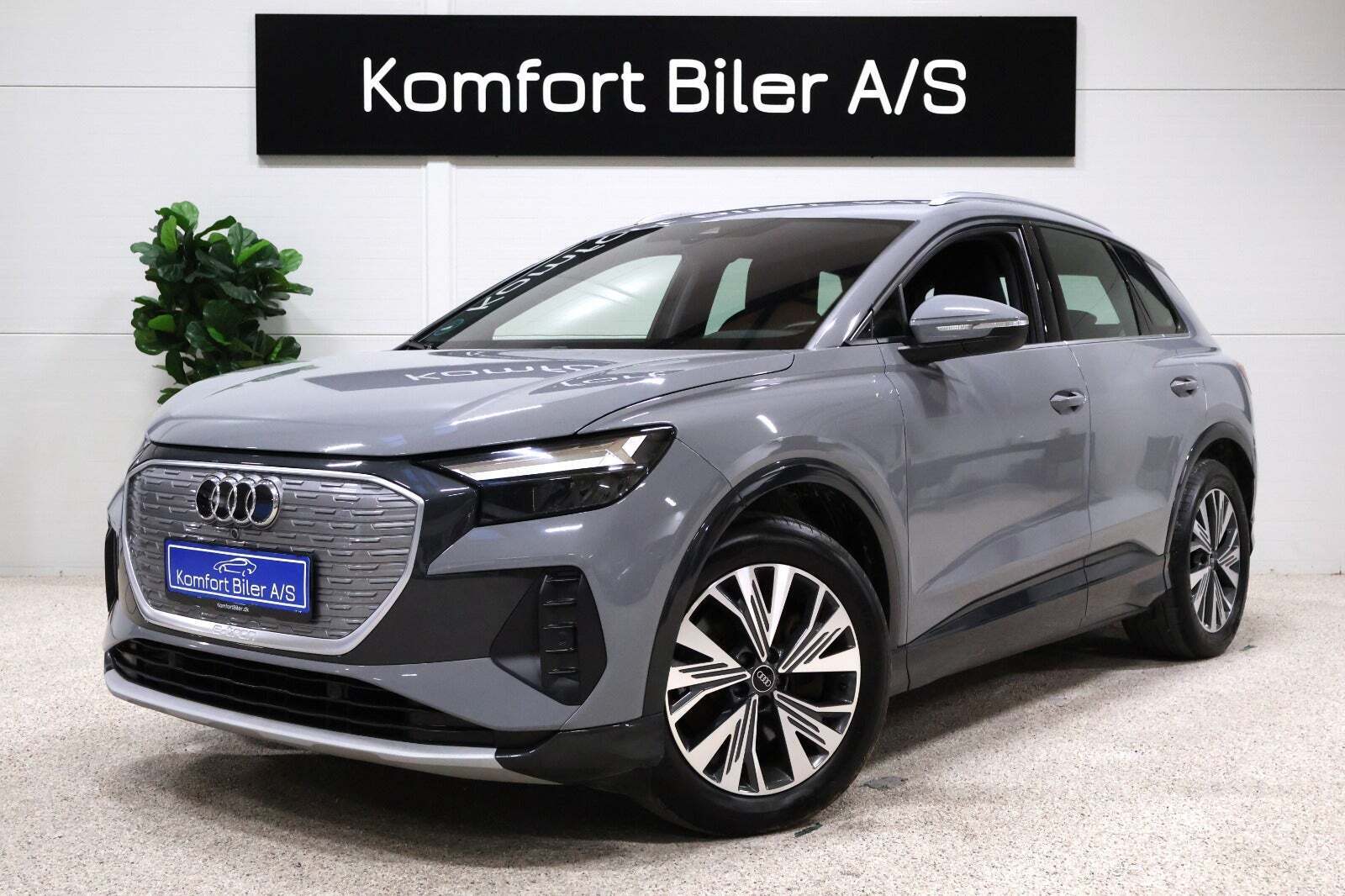 Grå Audi Q4 e-tron fra 2022 set udefra