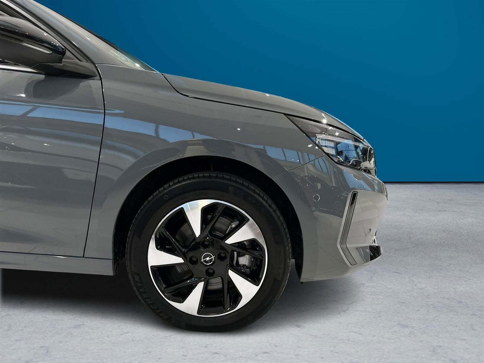 Grå Opel Corsa-e fra 2024