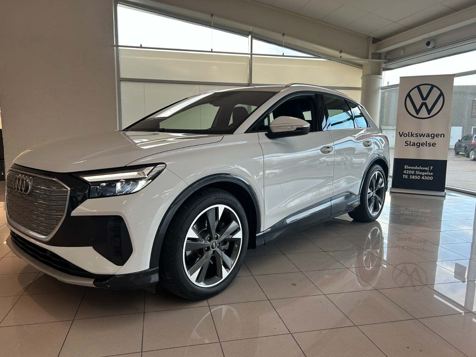 Hvid Audi Q4 e-tron fra 2022 set udefra