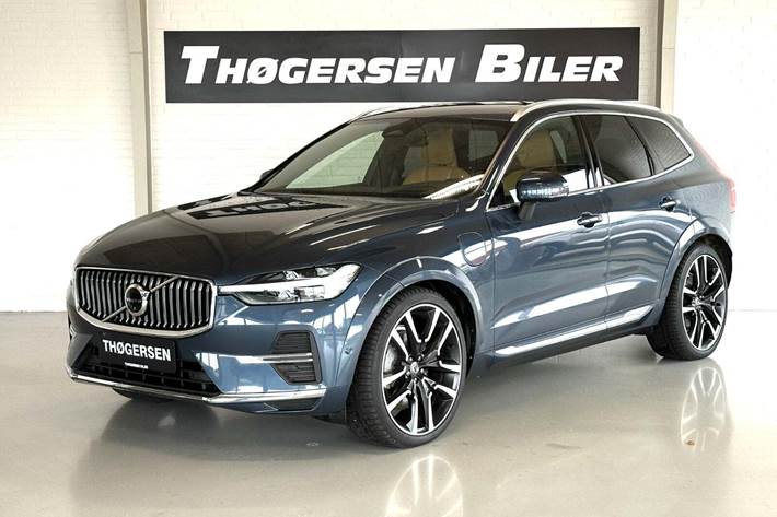 Blå Volvo XC60 fra 2023 set udefra