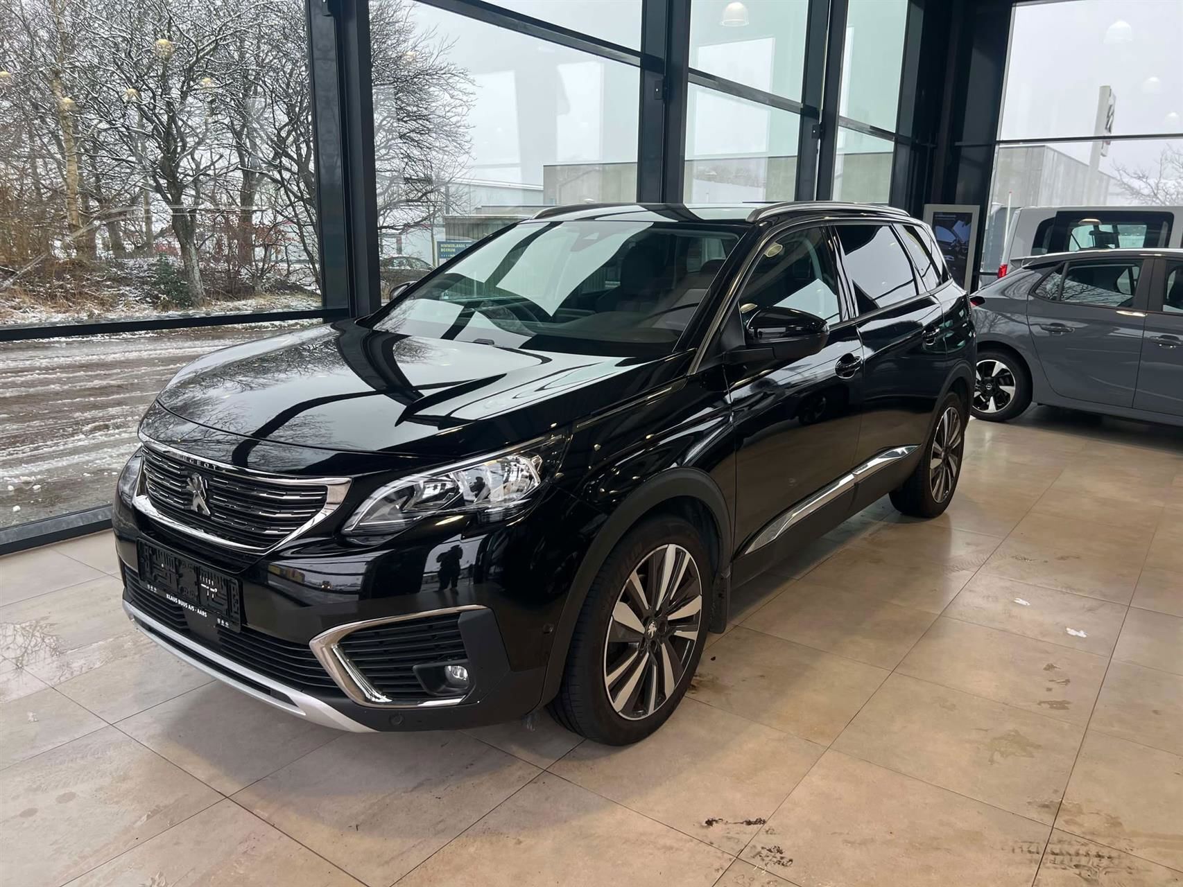 Sort Peugeot 5008 fra 2019 set udefra