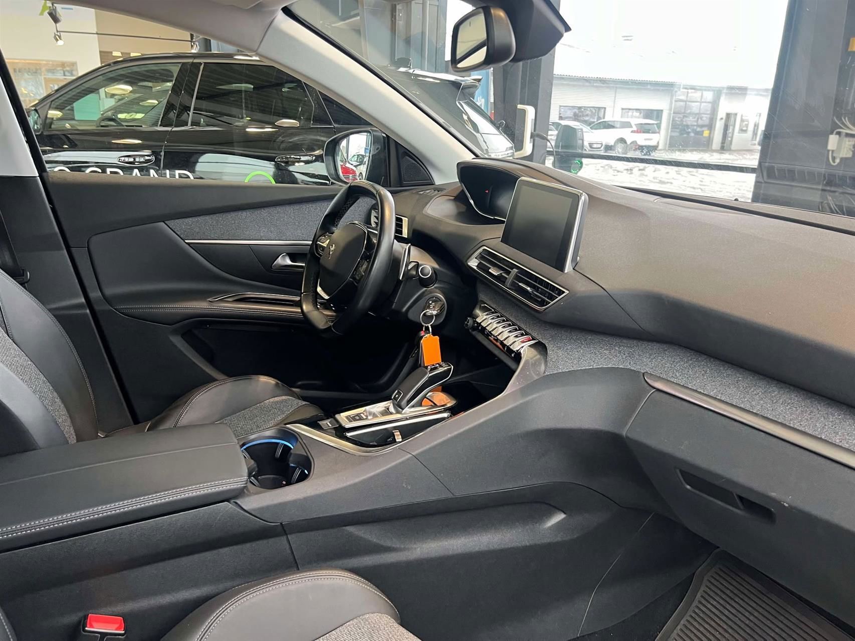 Sort Peugeot 5008 fra 2019