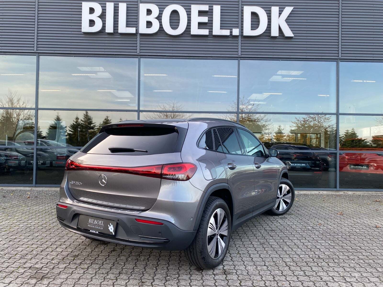 Grå Mercedes EQA250+ fra 2023