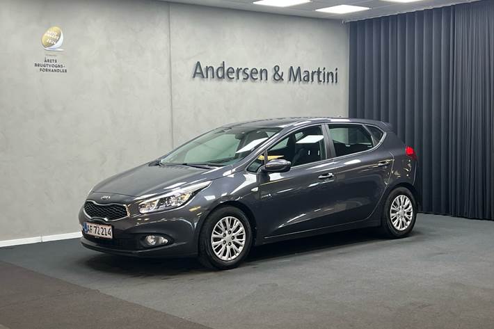 Grå Kia Ceed fra 2013 set udefra