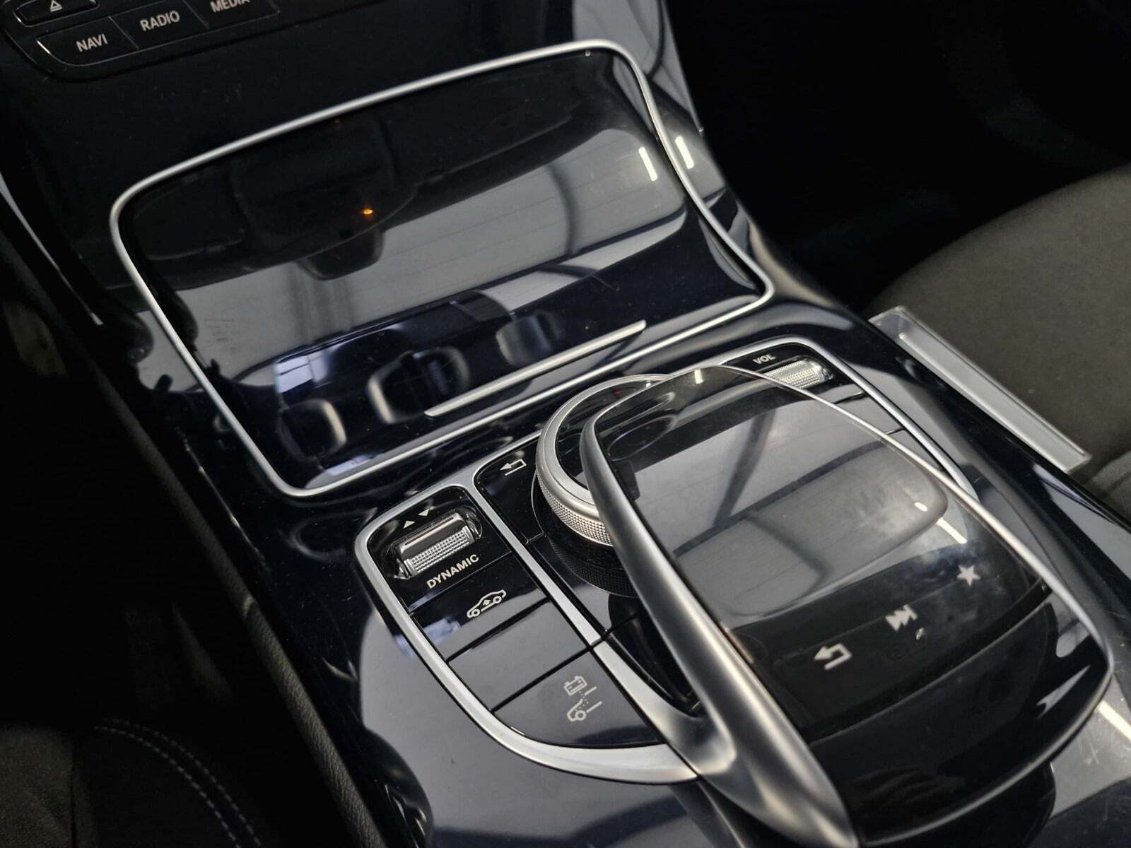 Blå Mercedes C350 e fra 2017 set indefra