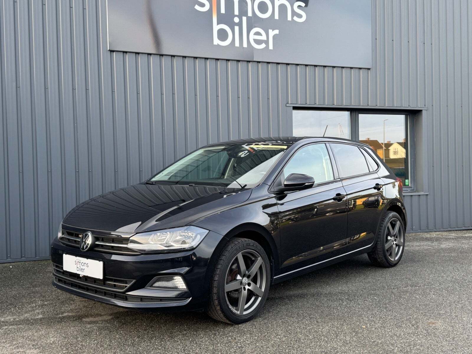 Sort VW Polo fra 2021 set udefra