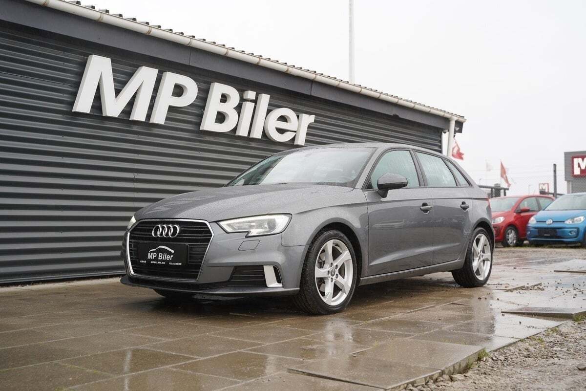 Grå Audi A3 fra 2018 set udefra