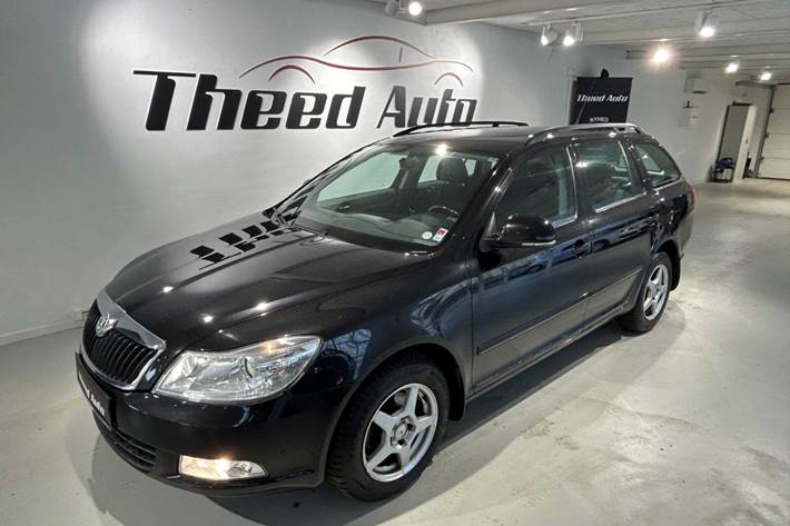 Sort Skoda Octavia fra 2011 set udefra