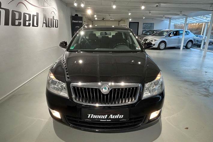 Sort Skoda Octavia fra 2011