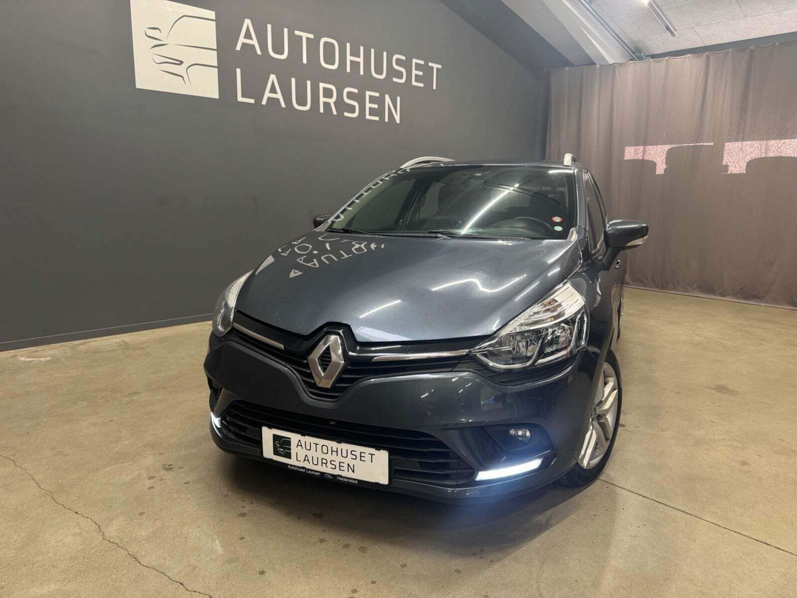 Grå Renault Clio IV fra 2017